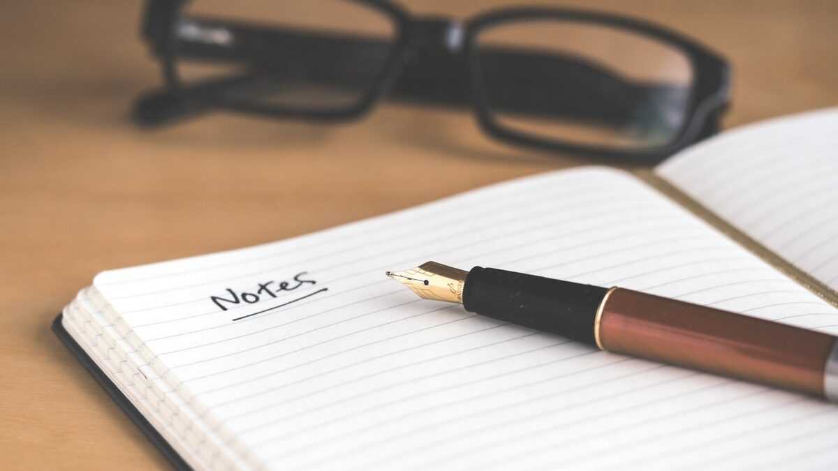 Canada immigration checklist: your complete roadmap, phase by phase Open notebook with a ticked task list, a passport and a cup of coffee on a wooden table, symbolizing careful preparation of a move to Canada