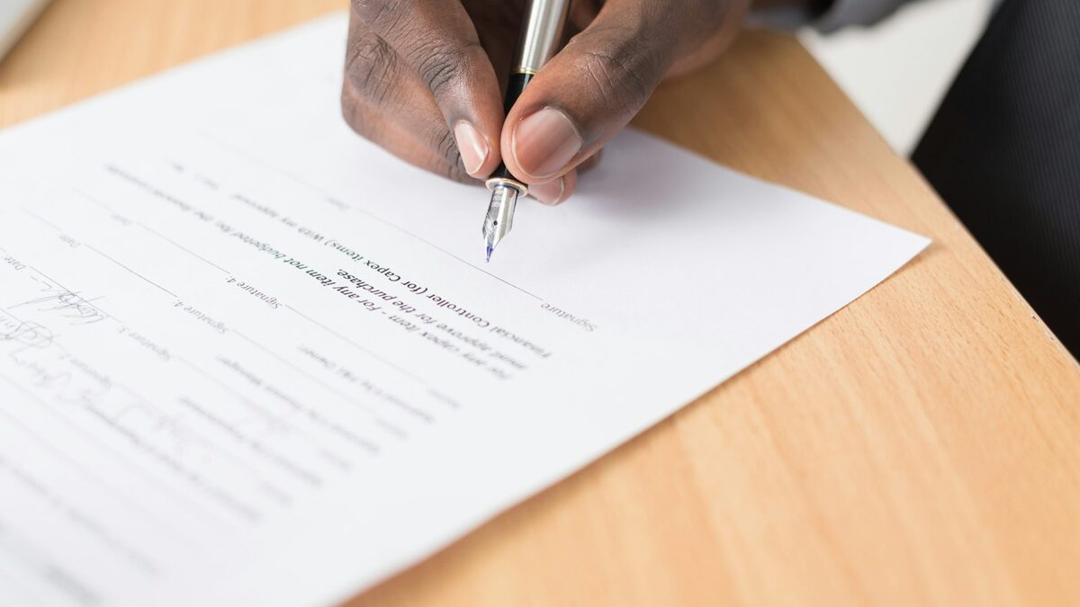 Conseillère en établissement accueillant une famille nouvellement arrivée dans les locaux d'un organisme communautaire canadien