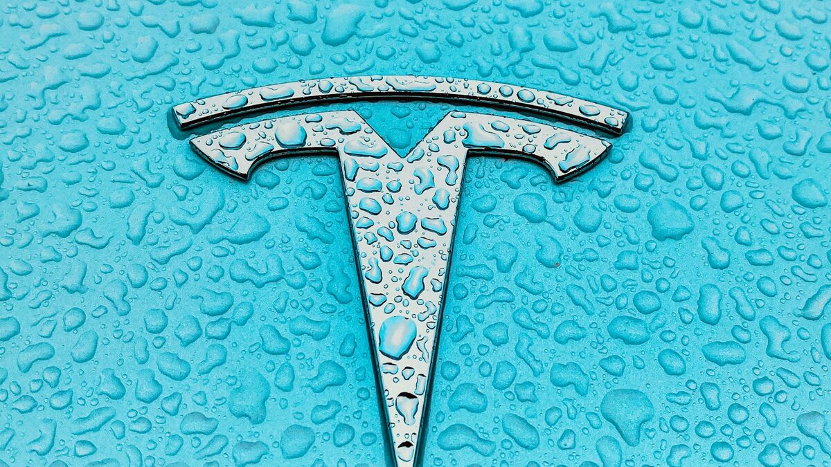 Becoming a Canadian citizen: criteria and main steps A Canadian passport resting on a wooden table beside a red maple leaf
